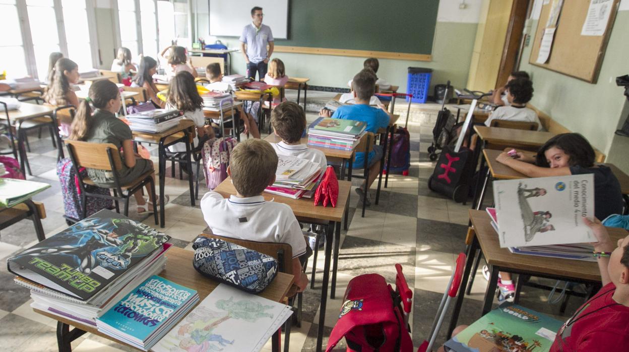 Un profesor imparte clase en un aula