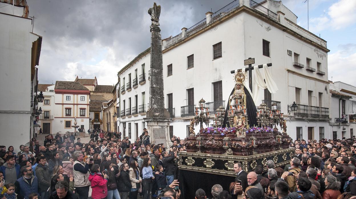 La Virgen de la Soledad, a su paso por la plaza del Potro de Córdoba