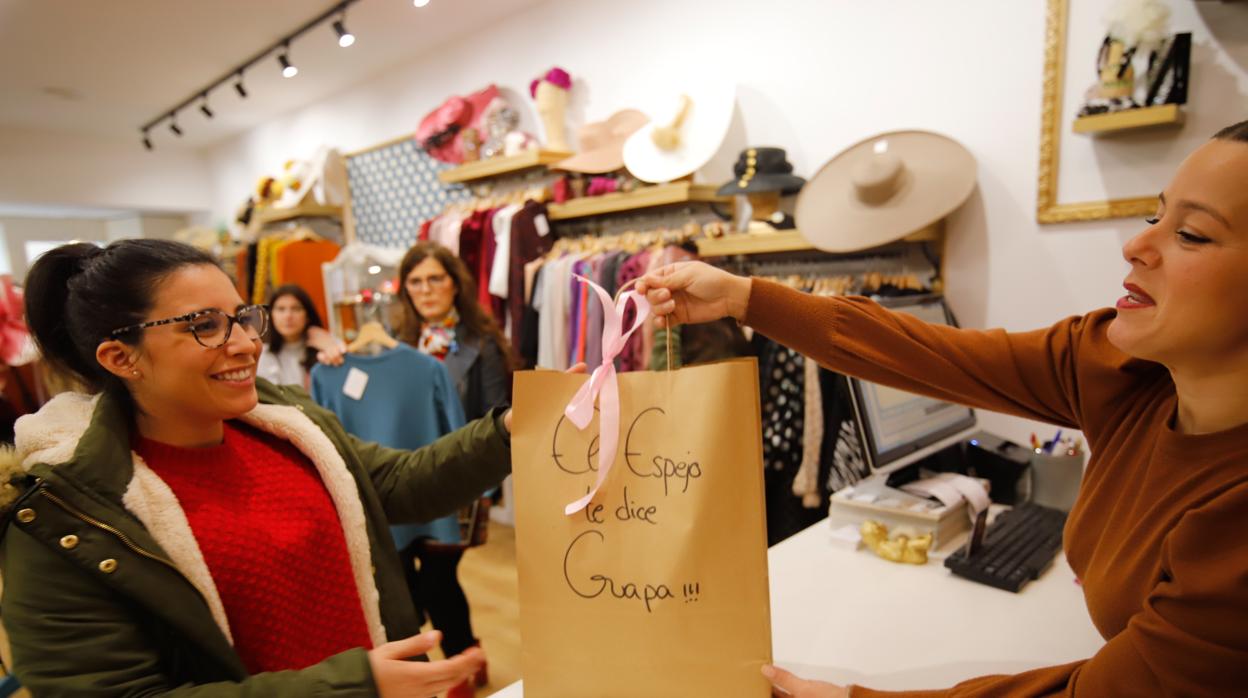 Compras en una tienda del Centro de Córdoba