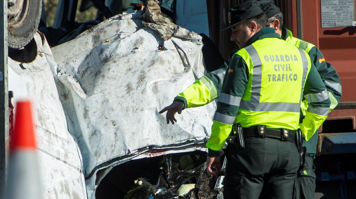 Agentes de la Guardia Civil de Tráfico en un accidente en una imagen de archivo