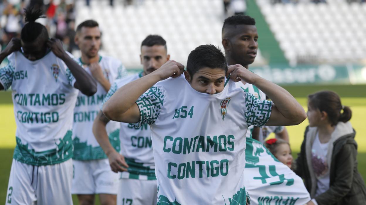 Álvaro se despoja de una camiseta