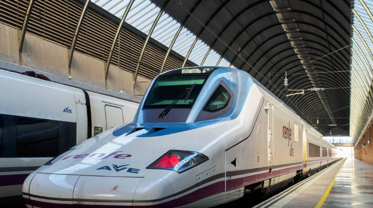 Dos trenes AVE parados en la estación