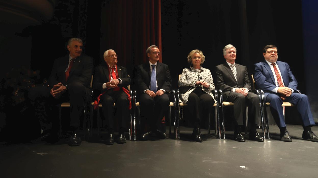 De izquierda a derecha, Romay, el Padre Ángel, Barbacid y miembros del equipo del Reina Sofía