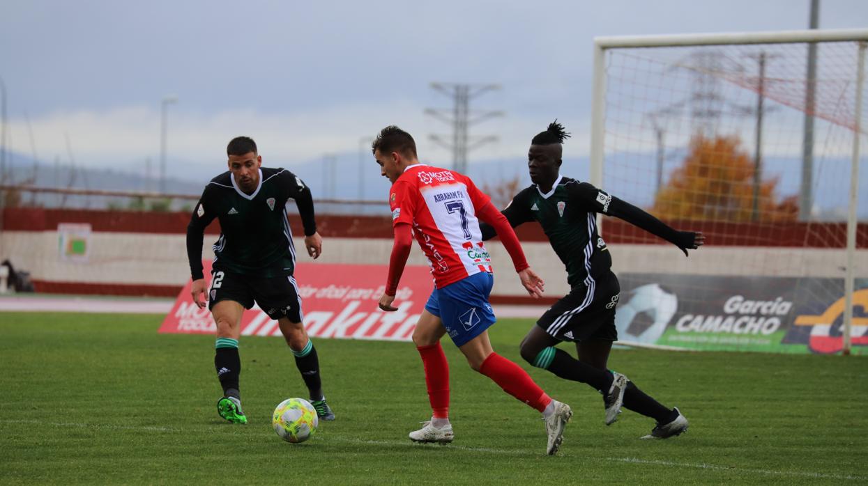 Xavi Molina, única novedad del once blanquiverde, ante Abraham Pozo en una pugna del Don Benito-Córdoba CF