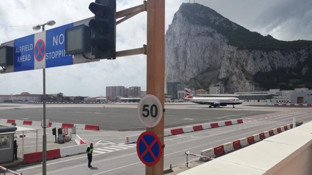 Un rayo alcanza a un avión con destino a Gibraltar que tiene que ser desviado al aeropuerto de Málaga