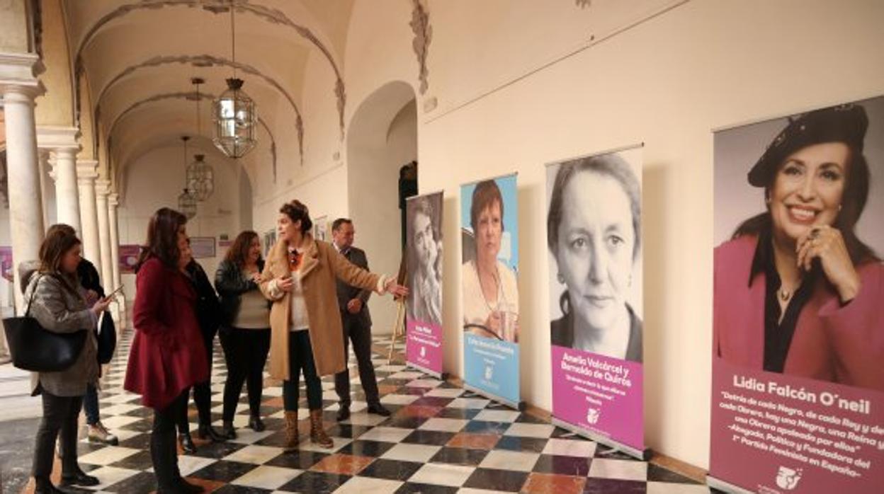 La muestra de Diptuación exhibe sólo mujeres del PSOE o PCE porque es «una selección de lo que hemos podido»