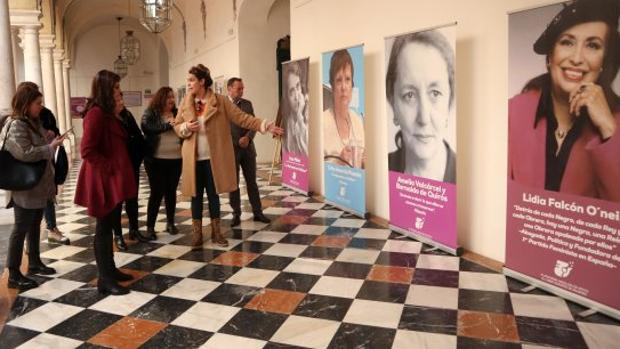 La muestra de Diptuación exhibe sólo mujeres del PSOE o PCE porque es «una selección de lo que hemos podido»