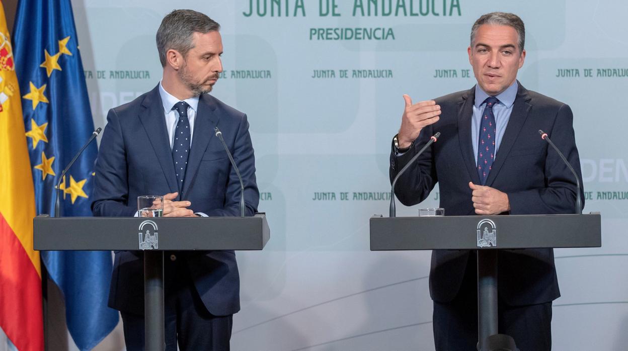 Juan Bravo y Elías Bendodo atendiendo a los medios de comunicación