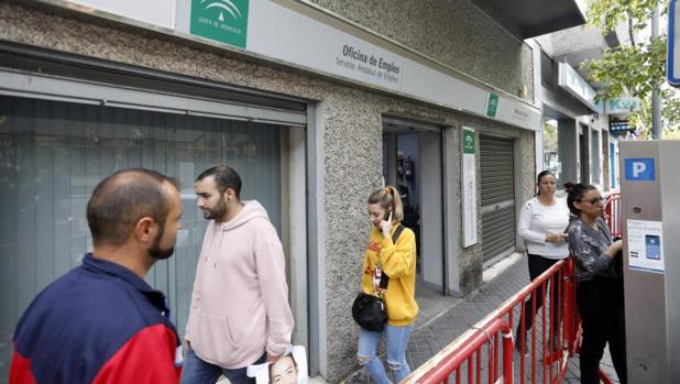 El número de parados cae en 1.082 personas en noviembre en Córdoba