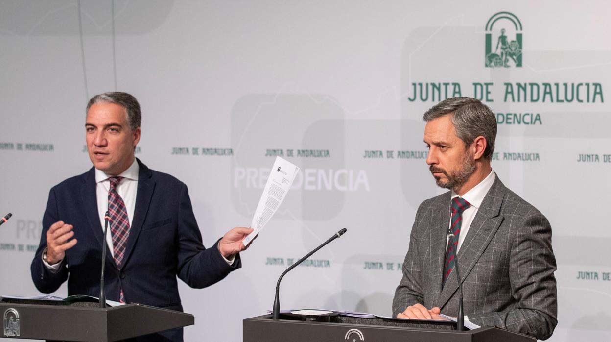 Los consejeros Elías Bendodo y Juan Bravo durante la rueda de prensa del Consejo de Gobierno de este martes