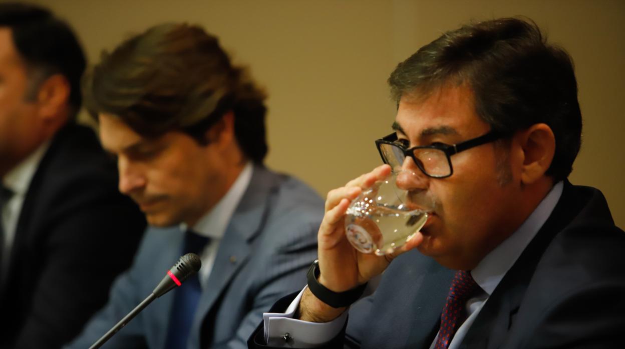 Javier González, durante la rueda de prensa del lunes