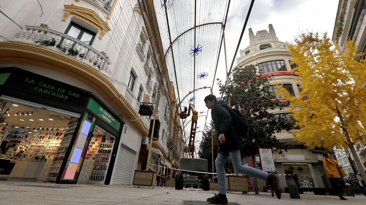 Preparativos para el alumbrado en la calle Cruz Conde