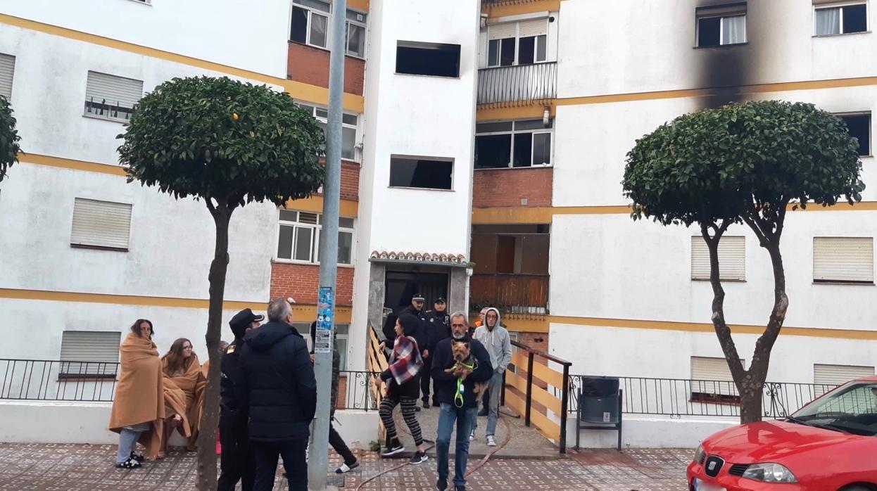 Vecinos, agentes y el alcalde, en el lugar del incendio