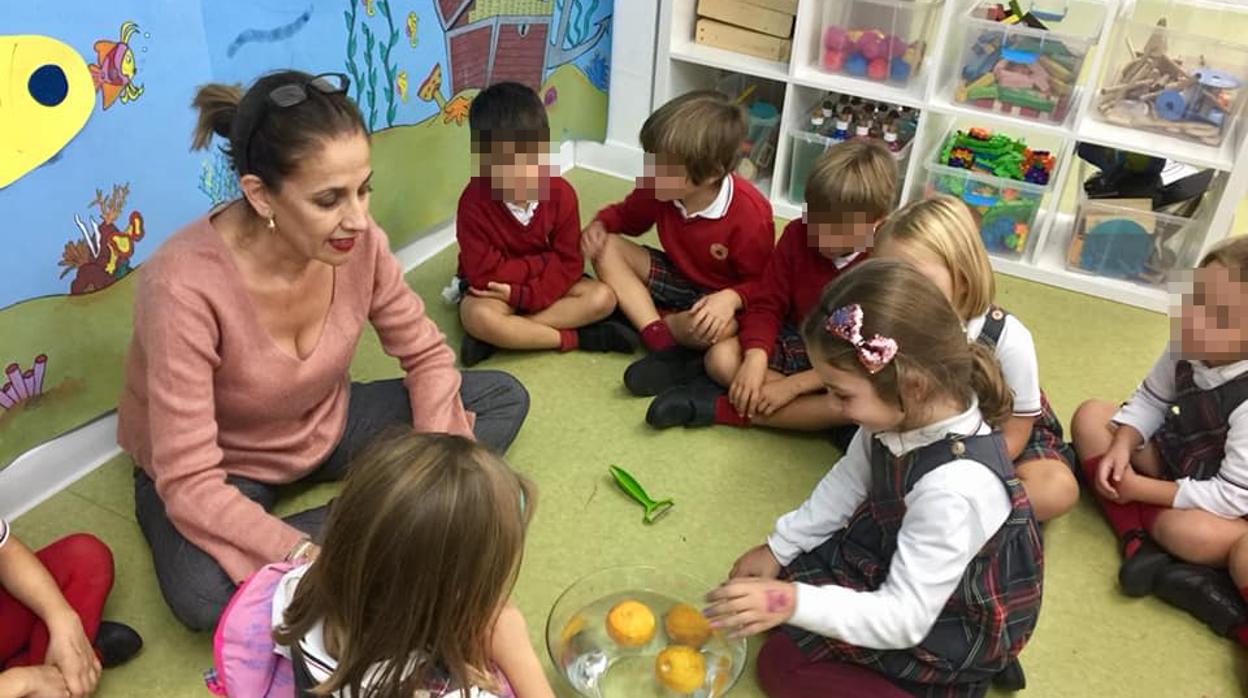 Palma García Hormigo, en una de sus divertidas clases de Ciencias en el colegio Puertoblanco de Algeciras