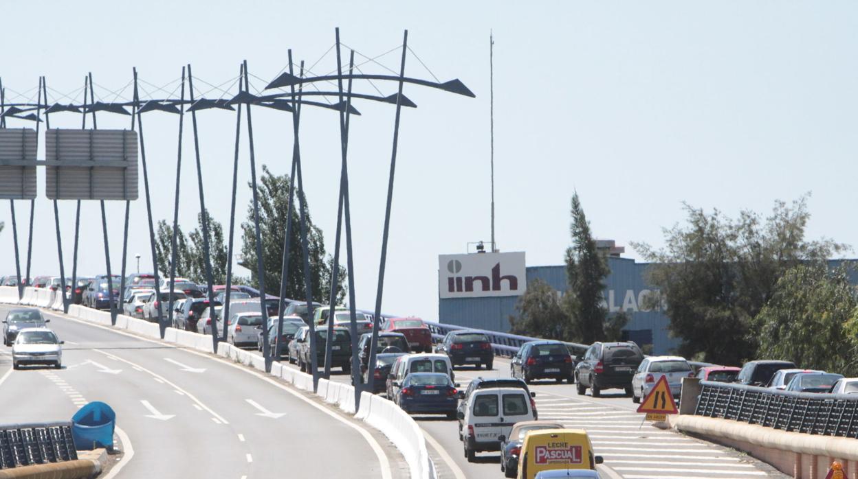 Salida de la capital onubense por el puento sobre el Odiel