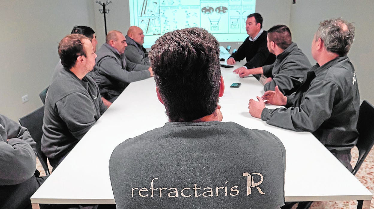 Reunión de técnicos de Refractaris en su sede de Montemayor