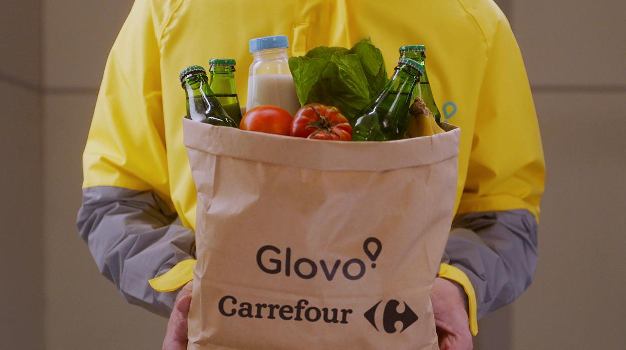 Un repartidor de Glovo con productos de Carrefour