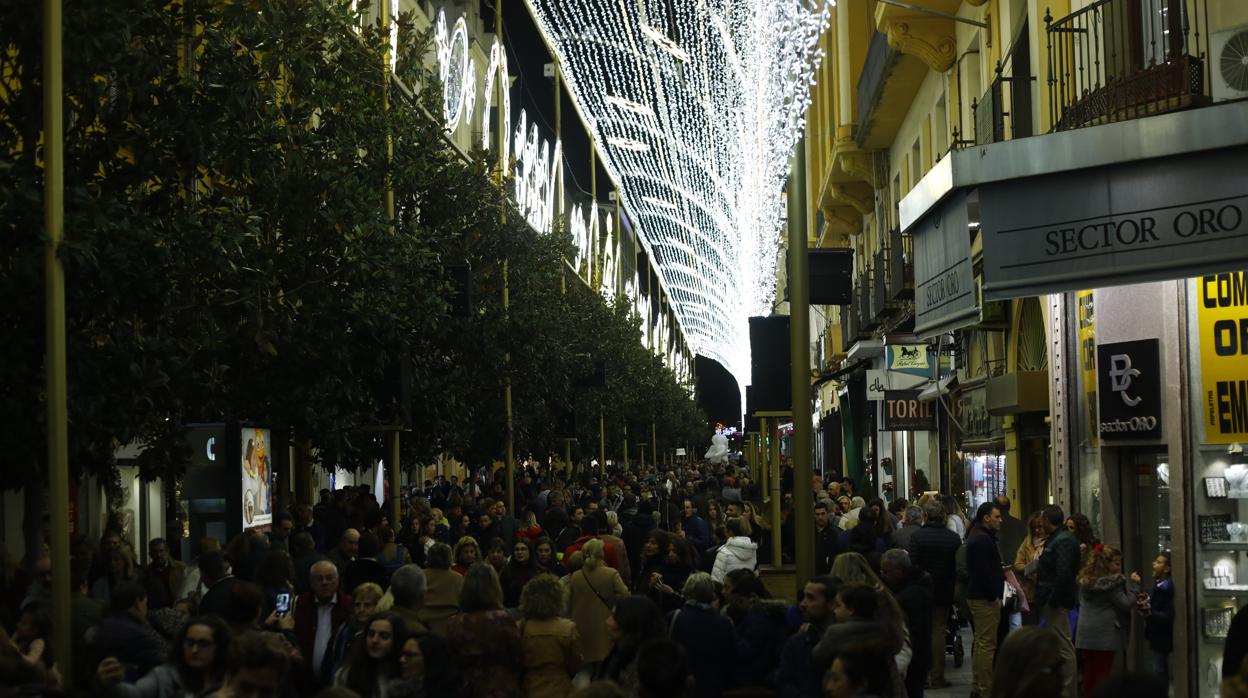 Cordobeses en la calle Cruz Conde bajo el túnel de luz