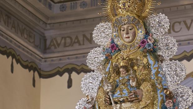 La Virgen del Rocío luce el celeste de la Inmaculada Concepción