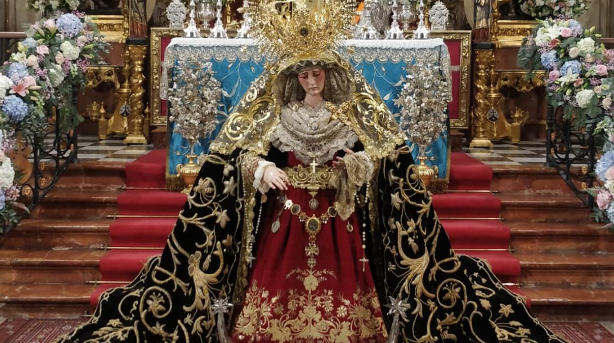 La Virgen de la Salud del Santo Ángel, con el manto de la Soledad de San Cayetano