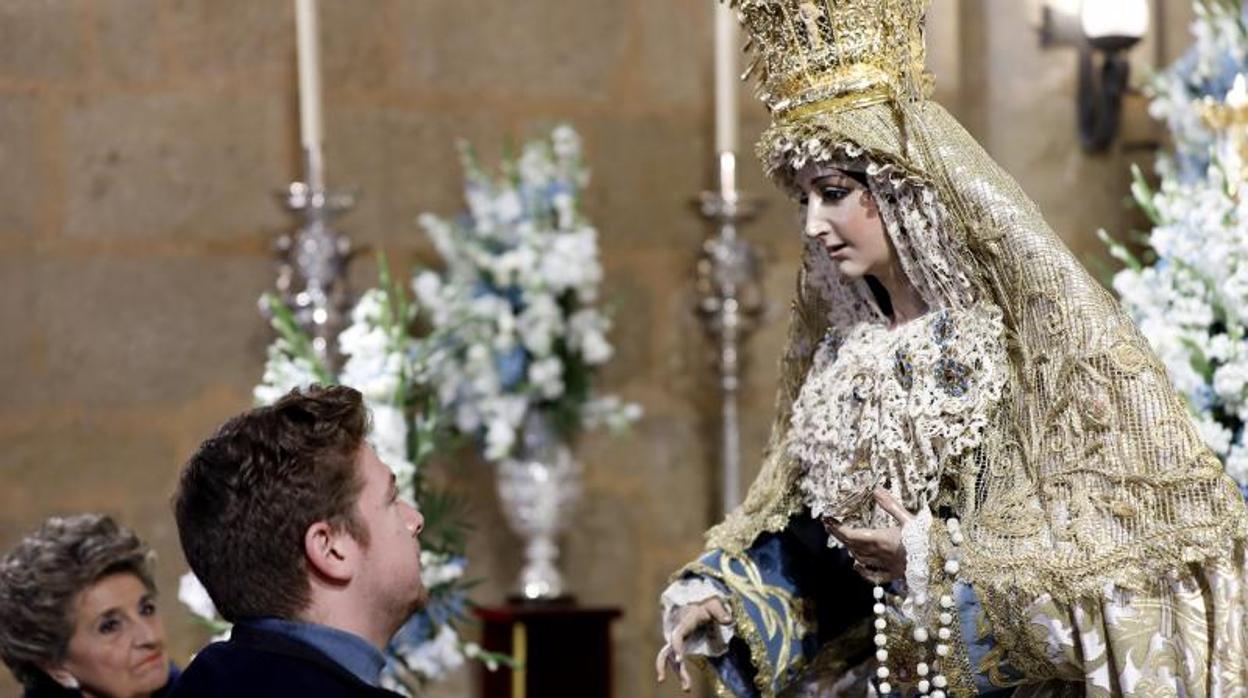 Devoto besamanos a la Virgen de la Alegría del Resucitado