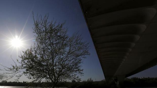 Un herido grave tras volcar un vehículo bajo el Puente de Andalucía de Córdoba