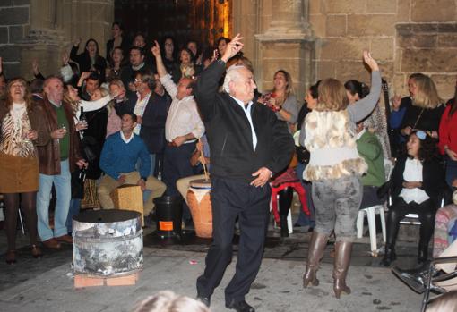 Las zambombas se celebran alrededor de candelas hechas en bidones