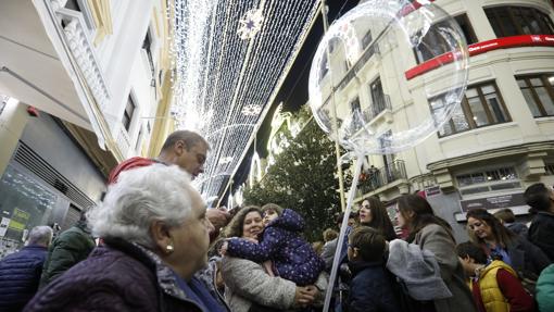 Familias durante el espectáculo de la calle Cruz Conde