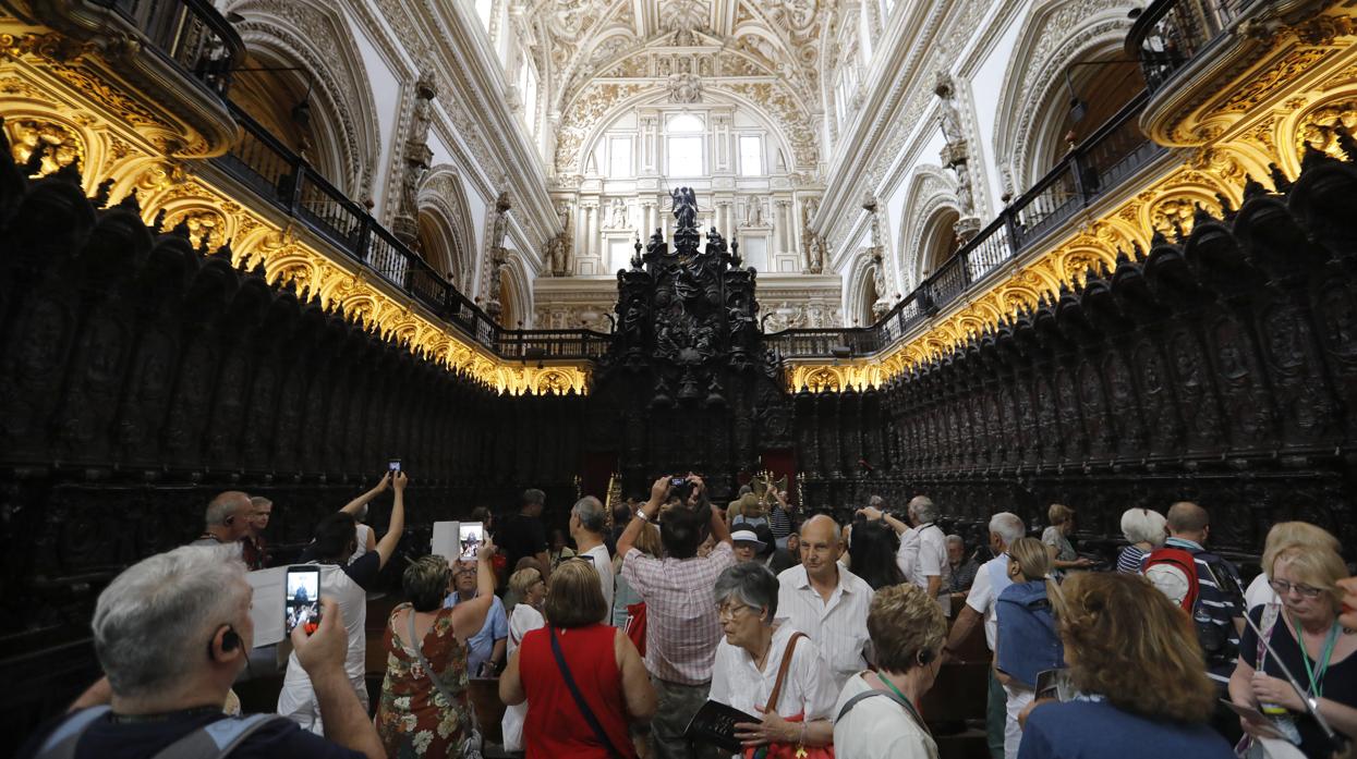 Turistas visitando la Mezquita Catedral de Córdoba