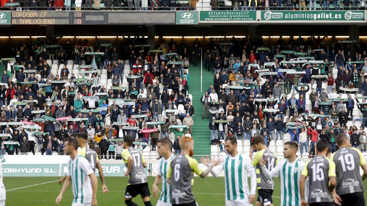 Los jugadores del Córdoba CF, durante el cántico del himno