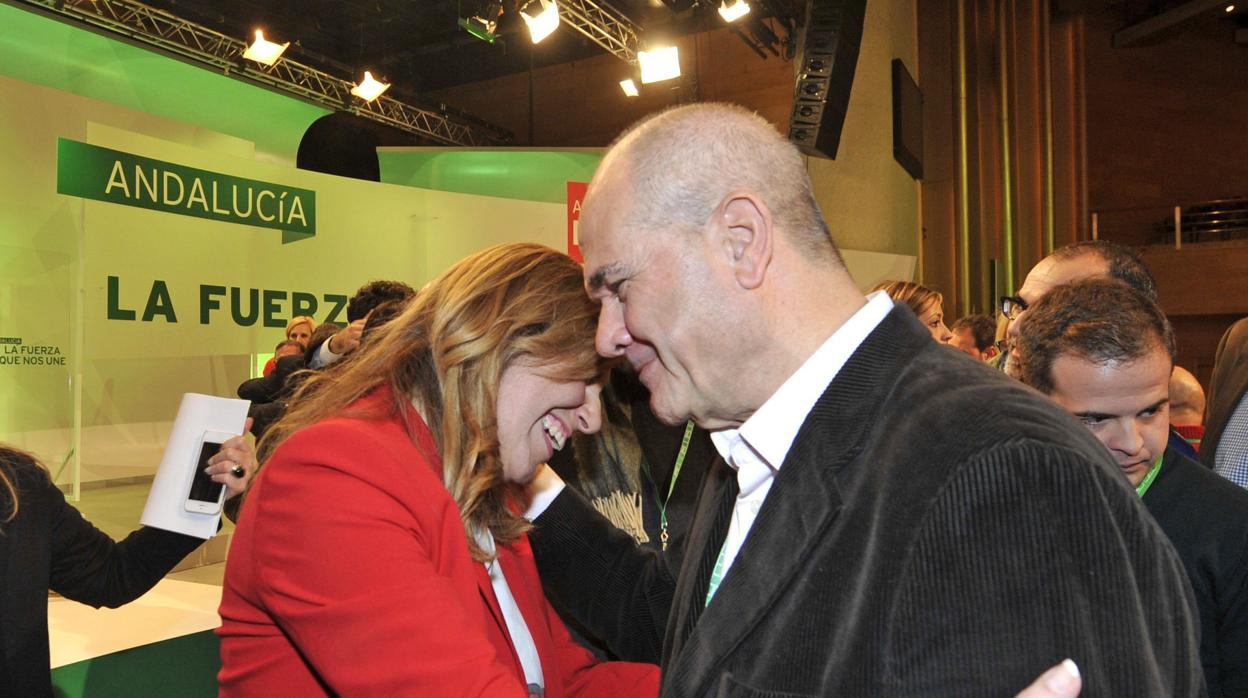 Una imagen de archivo de la expresidenta del Gobierno andaluz, Susana Díaz, felicitada en 2013 por Manuel Chaves