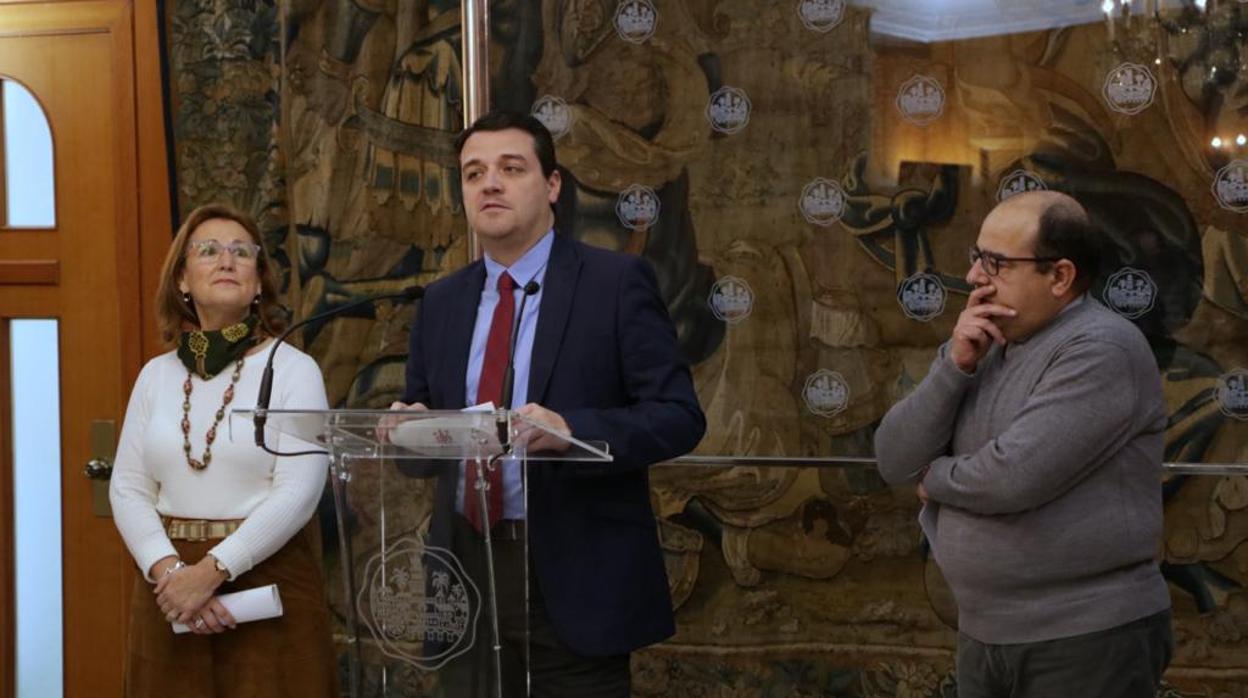 El alcalde junto a la edil de Casco Histórico y el portavoz del Cabildo