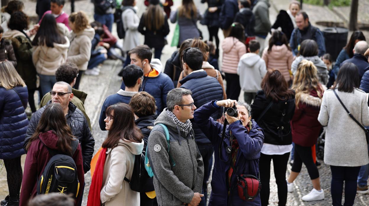 Turistas en el Pat io de los Naranjos, el lunes