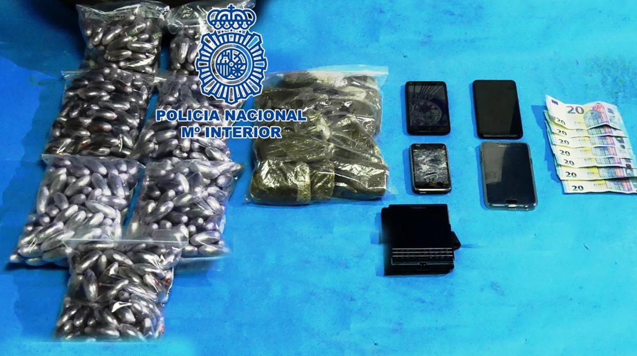 Droga y efectos intervenidos por la Policía Nacional