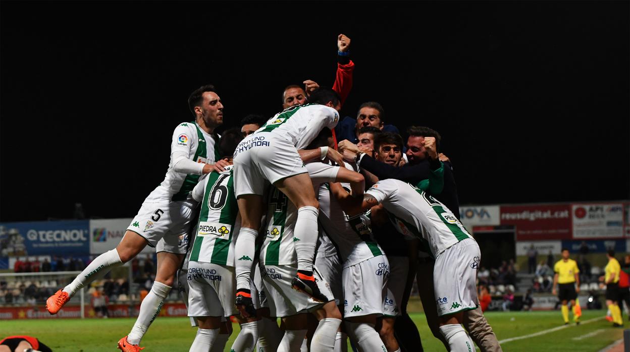 Los jugadores del Córdoba celebran el gol de Aythami