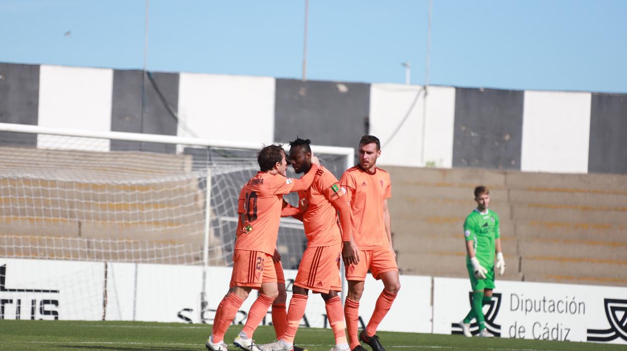 Imanol celebra junto a sus compañeros la victoria en La línea