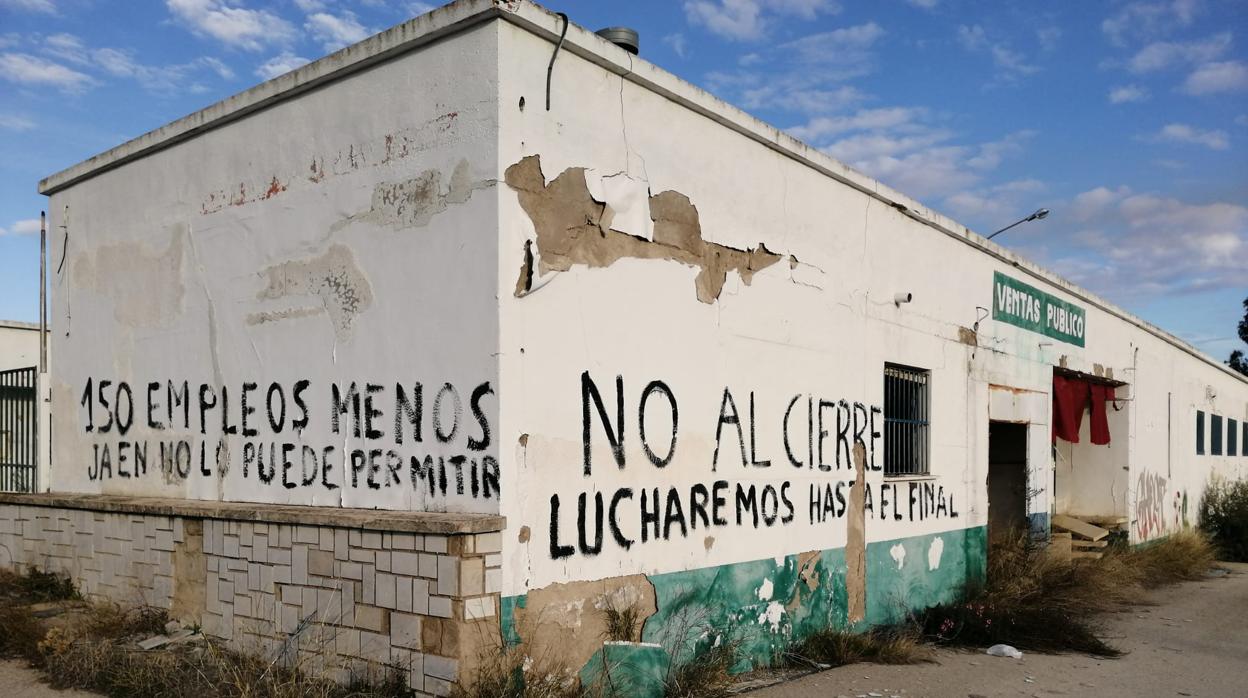 Pintadas en las naves de venta al público e la antigua Cárnicas Molina