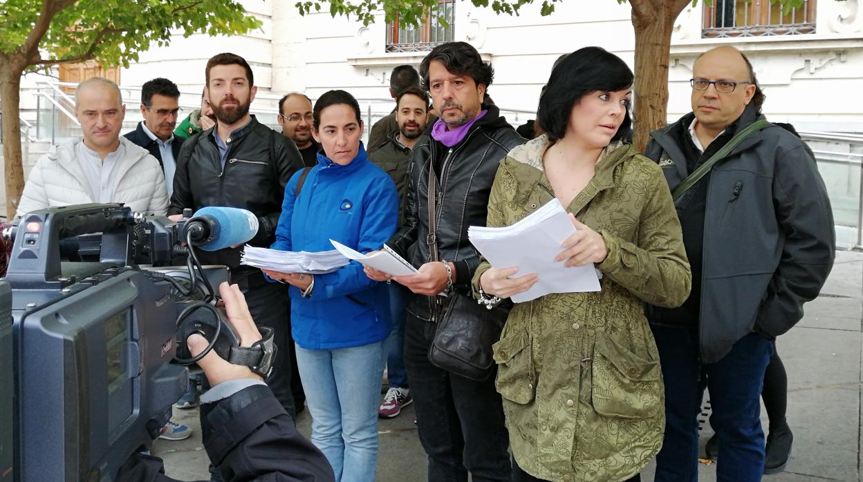 Trabajadores de Onda Jaén y sindicalistas en un acto de protesta ante el Ayuntamiento