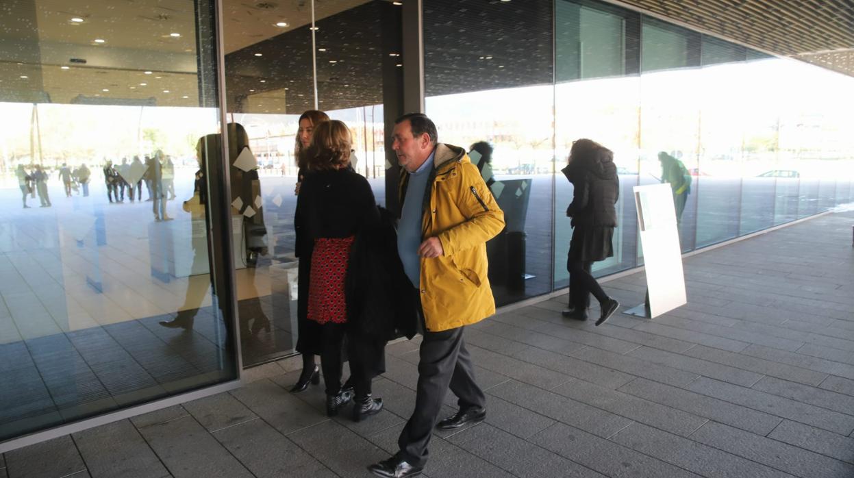 Antonio Navarrete, esta mañana en la puerta de la Audiencia Provincial