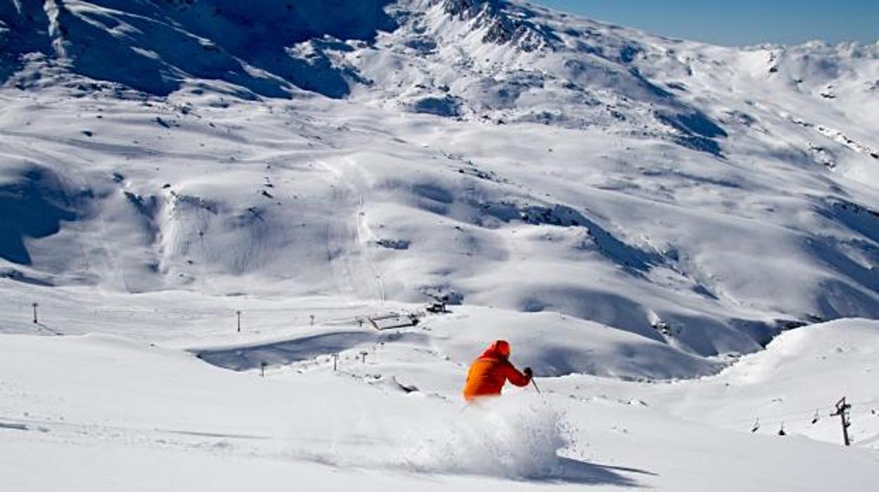 Los fuertes vientos han provocado el cierre de Sierra Nevada este lunes.