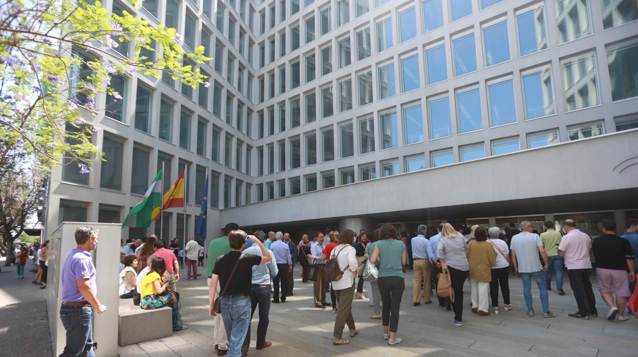 Trabajadores en la puerta del edificio de la Consejería de Fomento de la Junta de Andalucía