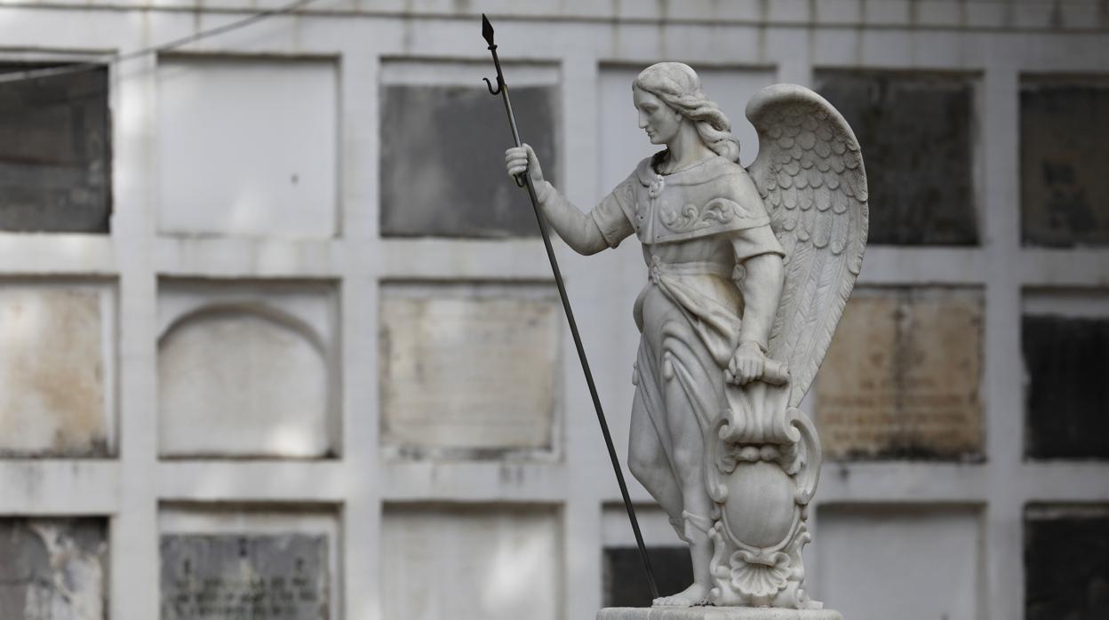 Una escultura funeraria en el Cementerio de la Salud