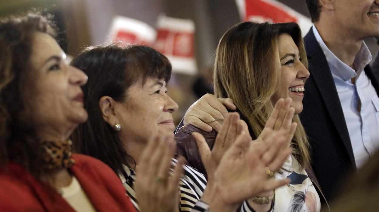 Susana Díaz y María Jesús Montero en un mitin del PSOE en Sevilla durante la campaña electoral