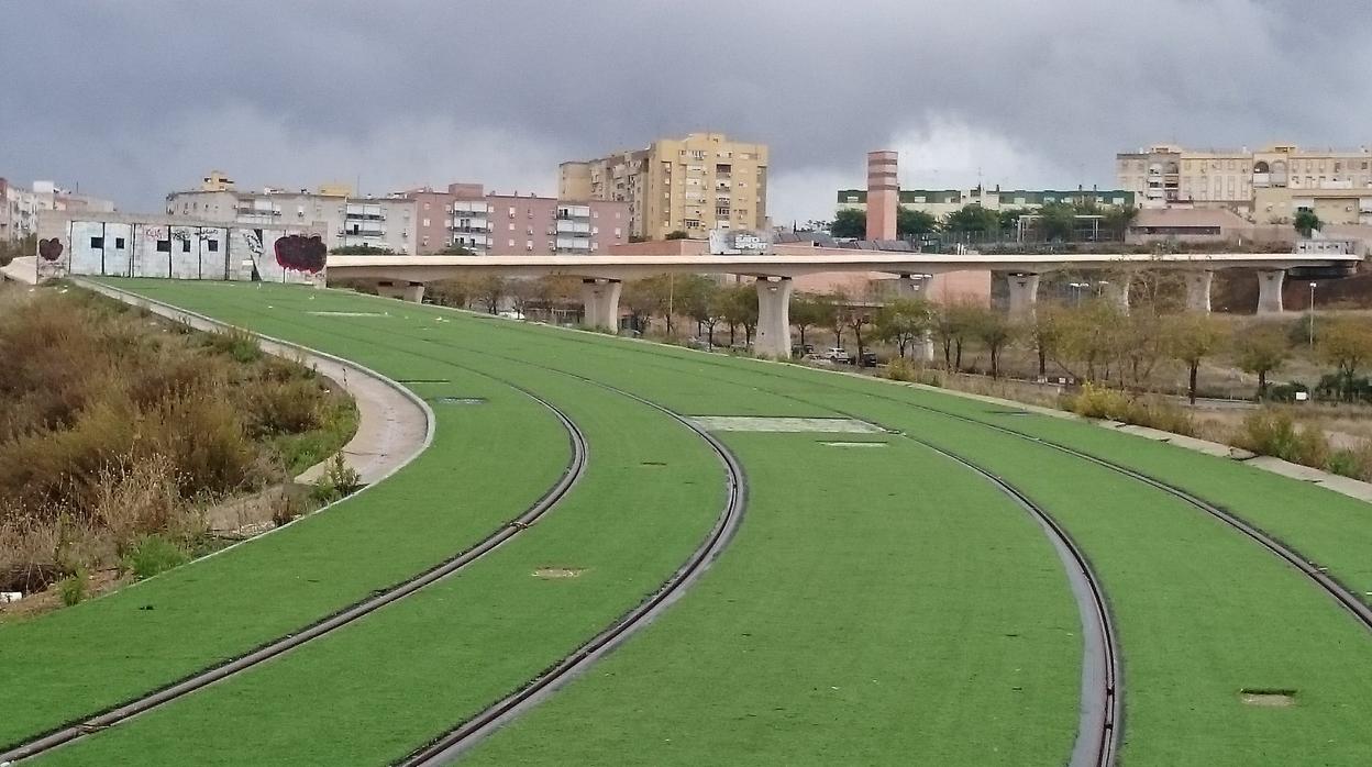 Las obras inacabadas del tranvía de Alcalá de Guadaíra conducen a ninguna parte