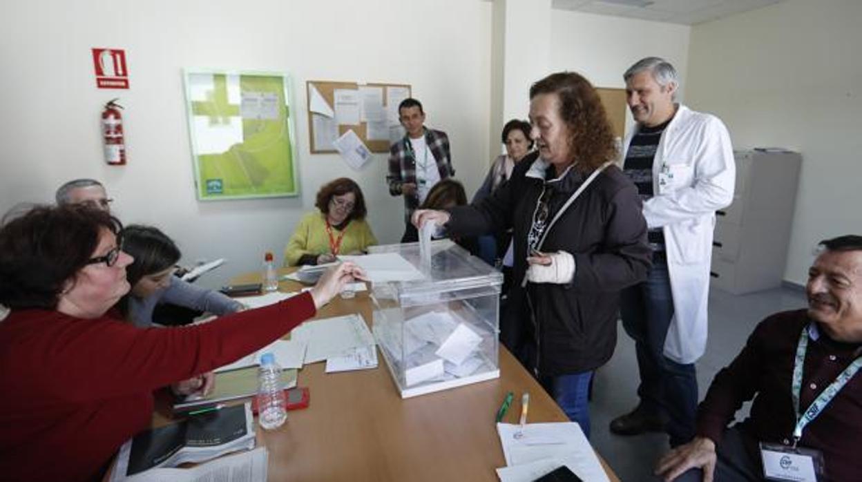 Imagen de archivo de una mujer votando