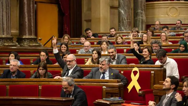 Pelea en el Parlamento de Cataluña por el premio a las familias numerosas de la Junta de Andalucía