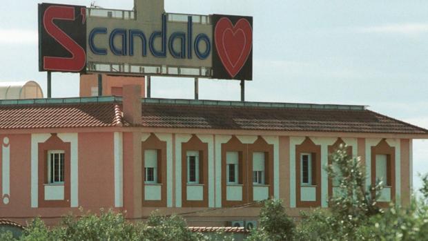 La denuncia de mordidas e investigaciones policiales «a capricho» marca el arranque del juicio del Scándalo