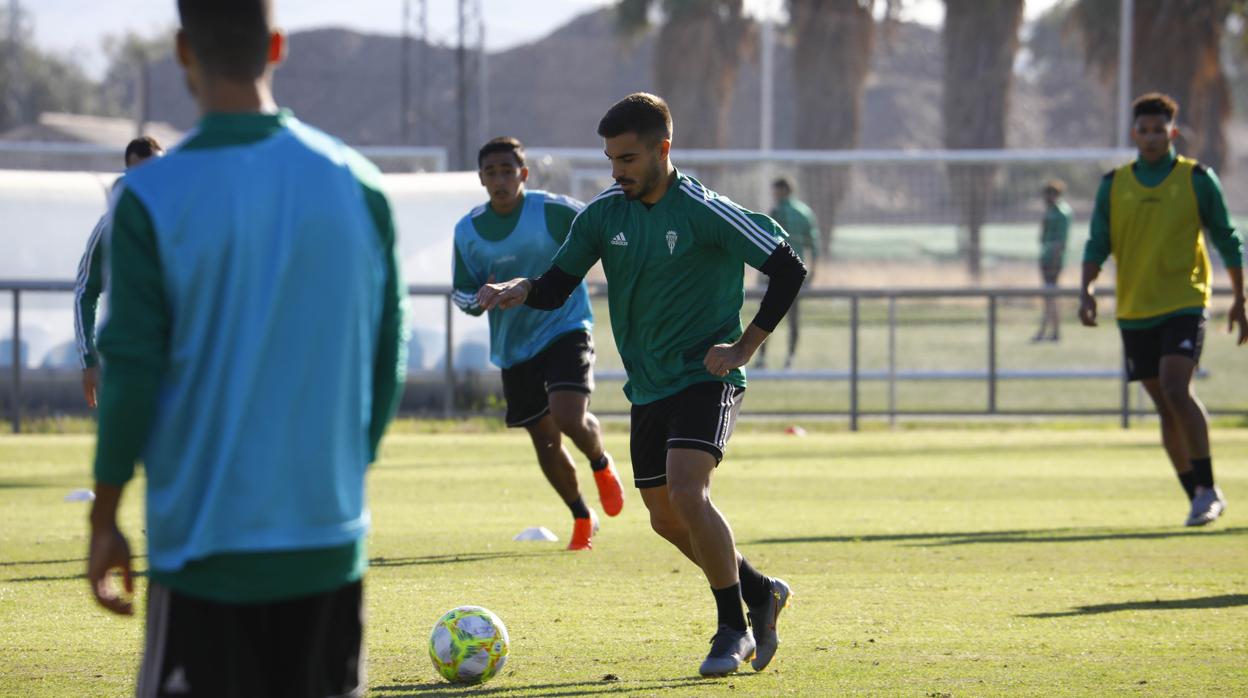 Zelu conduce el esférico en un entrenamiento