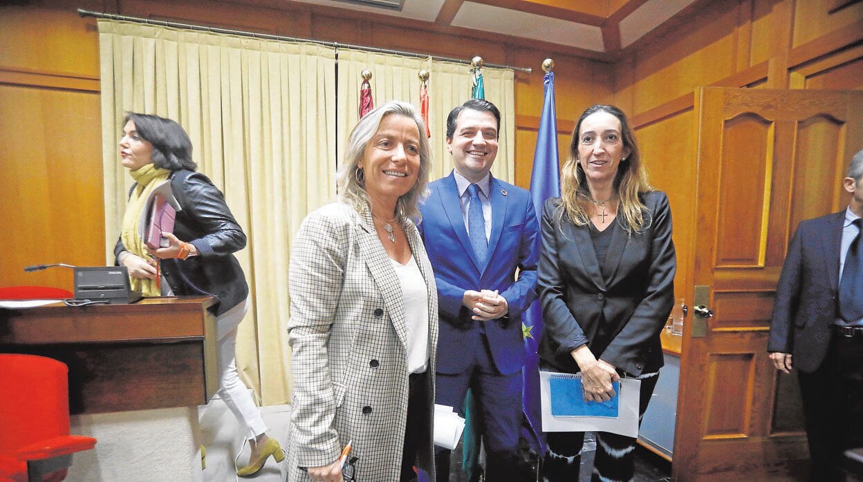 Isabel Albás, José María Bellido y Paula Badanelli, en un Pleno