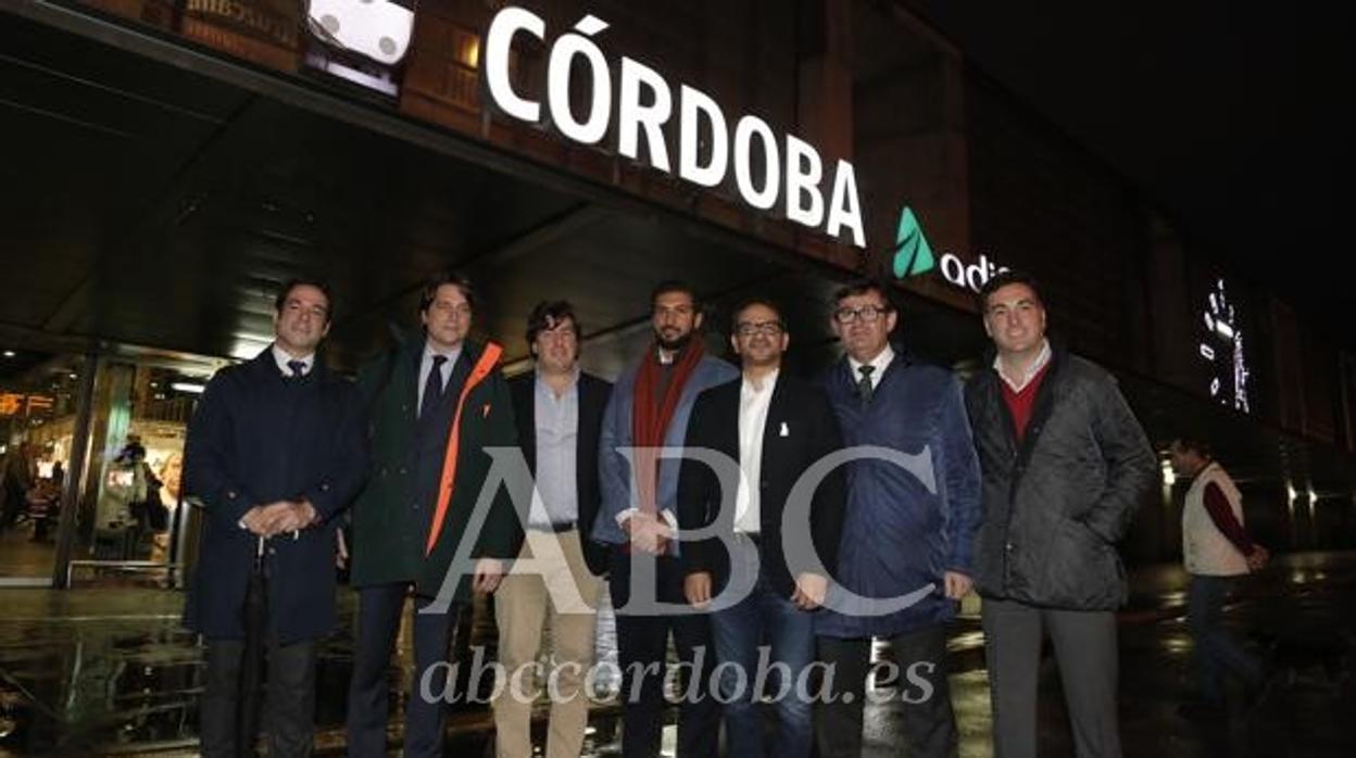 Los nuevos presidente y vicepresidente del Córdoba CF (en el centro), hoy a su llegada a la capital